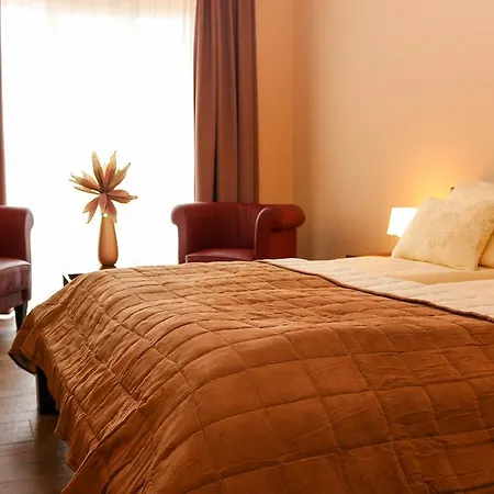 Maya Panzio-rezidencia Bed and Breakfast 3*